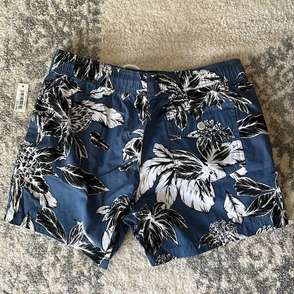 Good threads NWT Men’s swim trunks - Picture 2 of 2